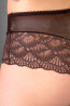 Piękne, brązowe koronkowe pełne figi w sklepie z bielizną damską.