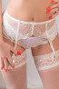 Piękne białe ślubne majtki - szorty w sklepie z bielizną damską.