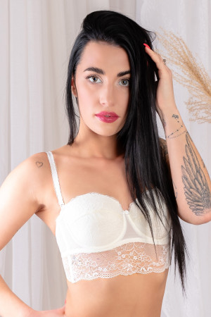 Kremowy, koronkowy, ślubny biustonosz bardotka typu long z silikonem.