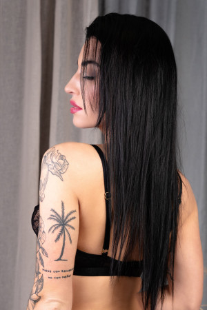 Zmysłowy, czarny biustonosz z paskiem, braletka. MIękka koronka.