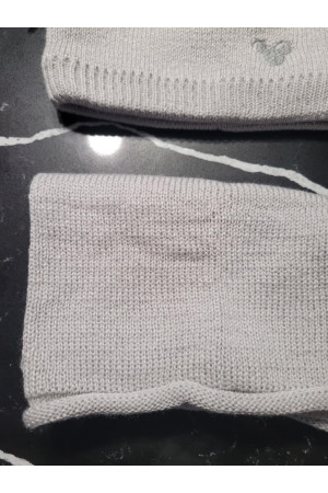 Komplet zimowy „Miś” – czapka z pomponami i komin jasnoszary.