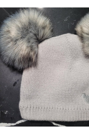 Komplet zimowy „Miś” – czapka z pomponami i komin jasnoszary.