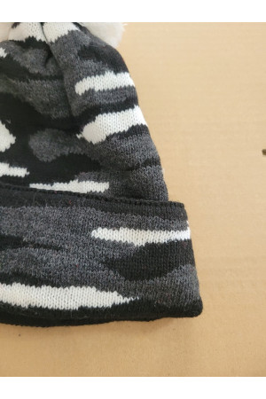 Czapka chłopięca zimowa z pomponem – czarno-biała, wzór moro.