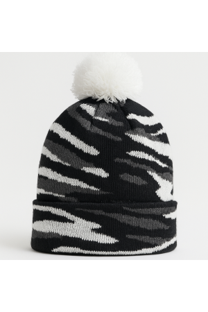 Czapka chłopięca zimowa z pomponem – czarno-biała, wzór moro.