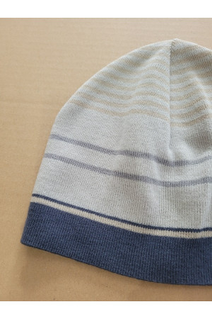 Czapka chłopięca sportowa – beżowo-granatowa w paski.