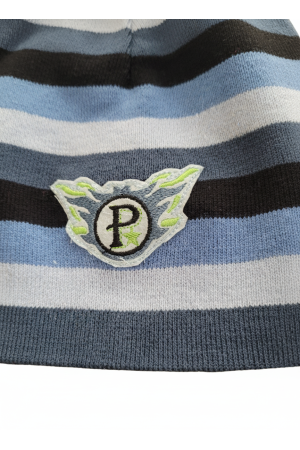 Czapka chłopięca sportowa – niebiesko-granatowa w paski z emblematem.