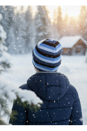 Czapka chłopięca sportowa – niebiesko-granatowa w paski z emblematem.