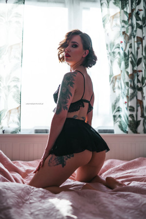 Seksowny komplet bielizny biustonosz połączony paskami ze spódniczką.